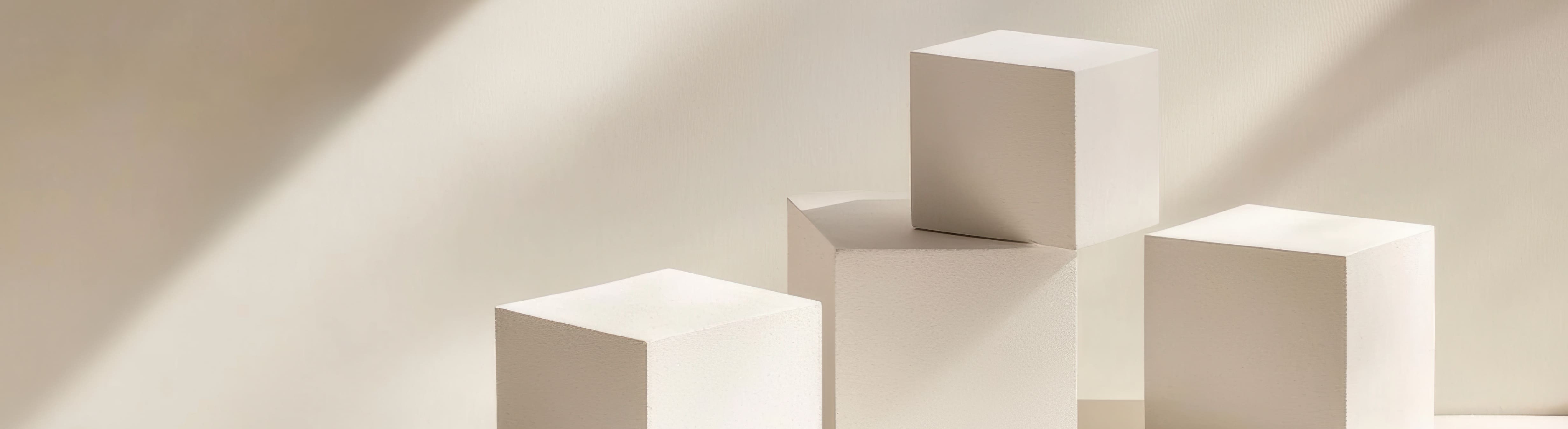 白い台座が並ぶミニマルな背景